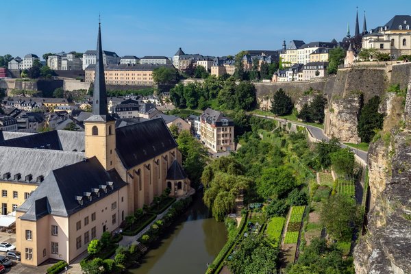 Comment un jeu de construction de ville peut-il intégrer des principes de développement durable pour éduquer les joueurs?