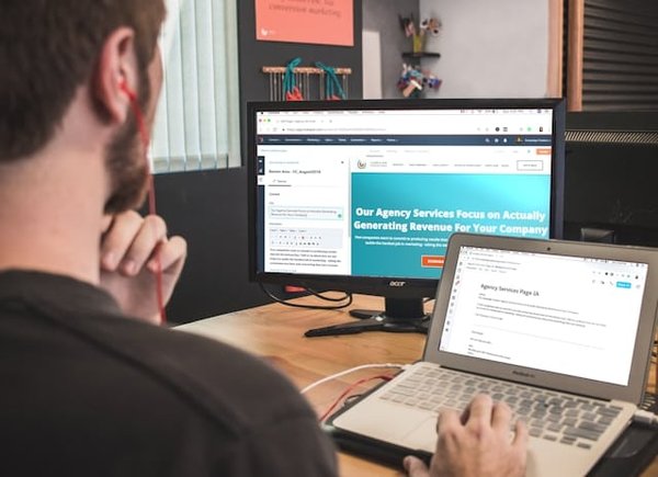 Quelles stratégies de marketing digital peuvent maximiser la visibilité d'une exposition d'art en ligne?