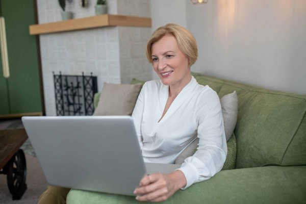 Comment choisir et configurer un NAS pour un bureau à domicile gérant de grands volumes de données?